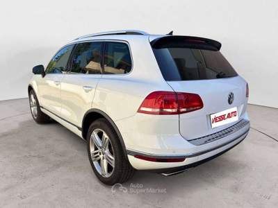 Volkswagen Touareg 3.0 V6 tdi Executive 262cv tiptronic- TETTO Bianco usata Milano