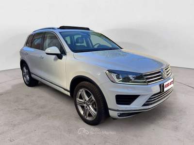 Volkswagen Touareg 3.0 V6 tdi Executive 262cv tiptronic- TETTO Bianco usata Milano