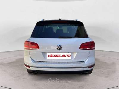Volkswagen Touareg 3.0 V6 tdi Executive 262cv tiptronic- TETTO Bianco usata Milano