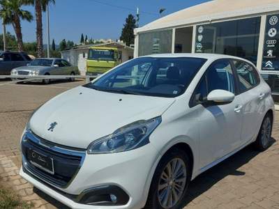 Peugeot 208  5p 1.2 puretech Access 82cv Bianco usata Fasano