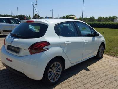 Peugeot 208  5p 1.2 puretech Access 82cv Bianco usata Fasano