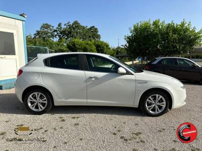 Alfa Romeo Giulietta 1.6 JTDm-2 Distinctive 105cv Bianco usata Pollena Trocchia