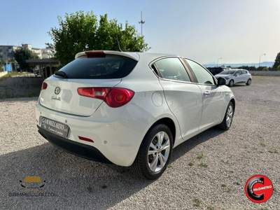 Alfa Romeo Giulietta 1.6 JTDm-2 Distinctive 105cv Bianco usata Pollena Trocchia
