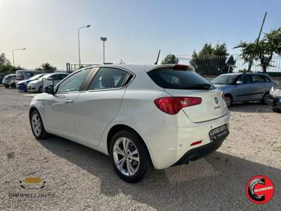 Alfa Romeo Giulietta 1.6 JTDm-2 Distinctive 105cv Bianco usata Pollena Trocchia