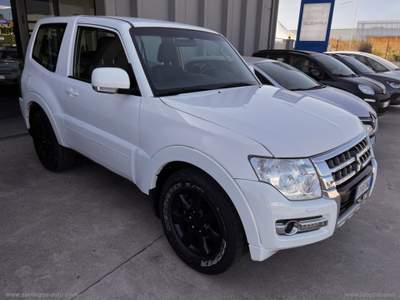 Mitsubishi Pajero Pajero 3.2 DI-D 16V A/T 3p. Instyle                                                         Bianco usata Sassari