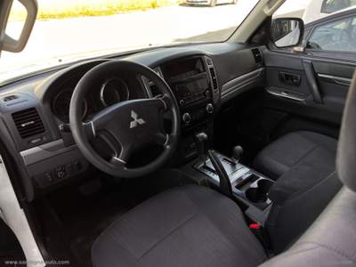 Mitsubishi Pajero Pajero 3.2 DI-D 16V A/T 3p. Instyle                                                         Bianco usata Sassari