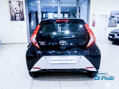 Toyota Aygo Connect 1.0 VVT-i 72CV 5 porte x-cool Nero usata Matera