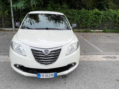 Lancia Ypsilon 1.3 MJT 16V 95 CV 5 porte S&S Elle Bianco usata AGROPOLI