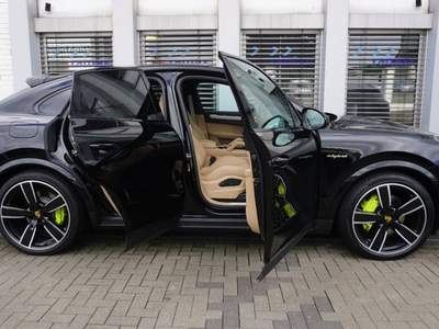 Porsche Cayenne Coupé 3.0 V6 E-Hybrid PLATINUM TETTO Nero usata Bracciano
