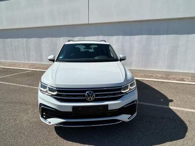 Volkswagen Tiguan 2.0 TDI 200 CV SCR DSG 4MOTION R-Line Bianco usata Capodimonte