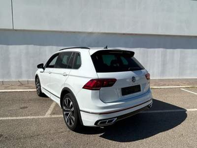 Volkswagen Tiguan 2.0 TDI 200 CV SCR DSG 4MOTION R-Line Bianco usata Capodimonte