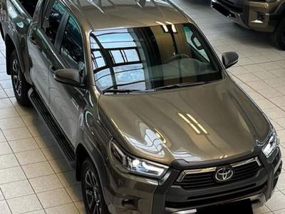 Toyota Hilux 2.8 D A/T  4 porte Double Cab Invincible Marrone usata Castelnuovo Rangone