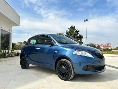 Lancia Ypsilon 1.0 FireFly 5 porte S&S Hybrid Silver Blu/Azzurro usata Poggiardo