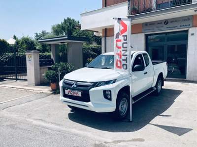 Mitsubishi L200 2.3 D Club Cab 4x4  Invite Connect Bianco usata Isernia