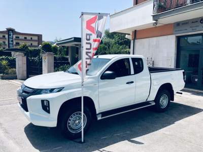 Mitsubishi L200 2.3 D Club Cab 4x4  Invite Connect Bianco usata Isernia