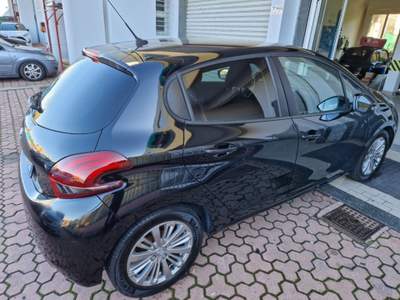 Peugeot 208 BlueHDi 75 5 porte Touch Nero usata Cormano