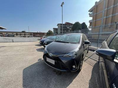 Toyota Yaris 1.5 Hybrid 5 porte Active Grigio usata Nola