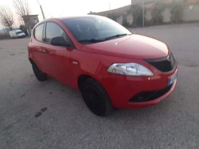 Lancia Ypsilon 0.9 TwinAir 5 porte Metano Ecochic Rosso usata Martinsicuro