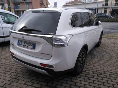 Mitsubishi Outlander 2.2 DI-D 4WD Instyle 7p. Bianco usata Alba
