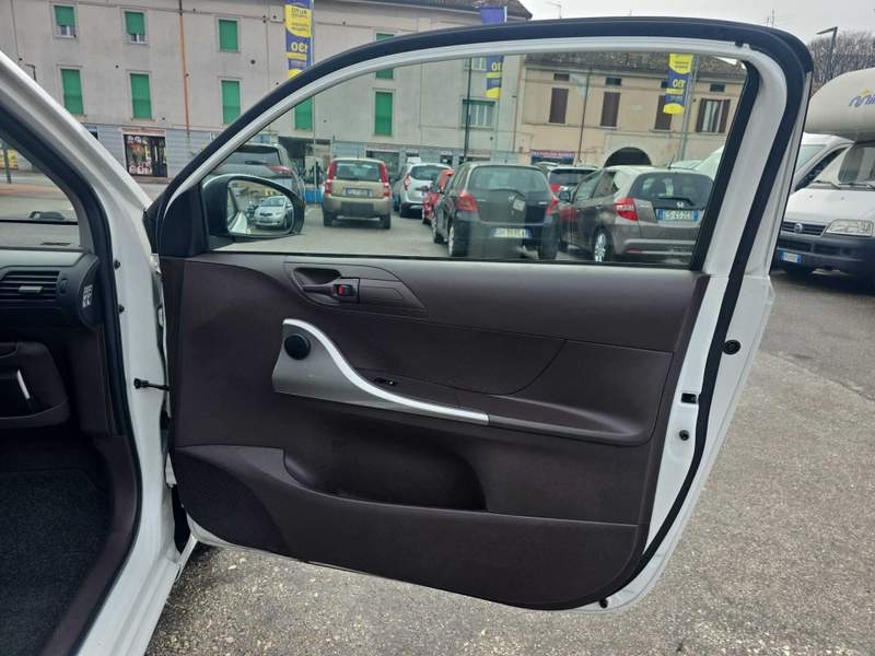 Toyota iQ
