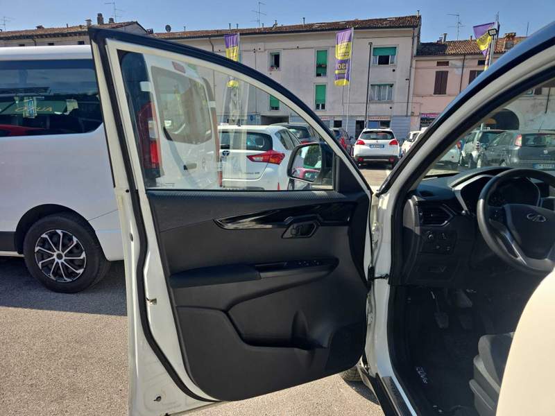 Mahindra KUV100