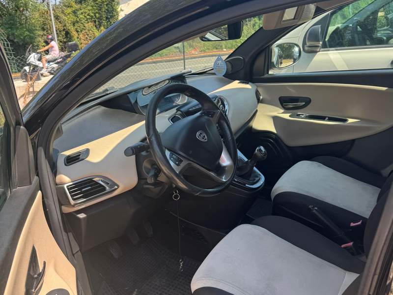Lancia Ypsilon