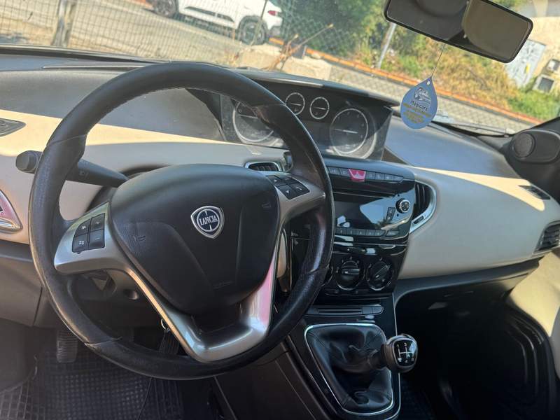 Lancia Ypsilon