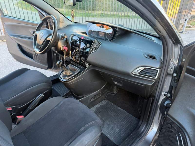 Lancia Ypsilon
