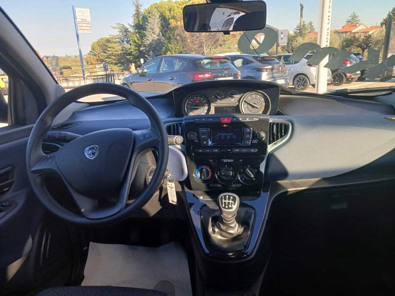 Lancia Ypsilon