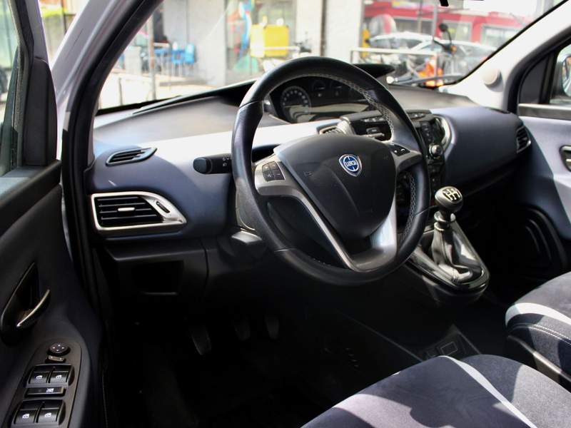 Lancia Ypsilon