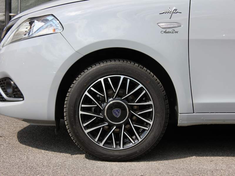 Lancia Ypsilon